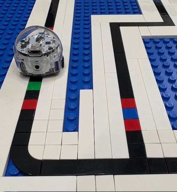 Ozobot tackelt wiskundige uitdagingen op schaal.